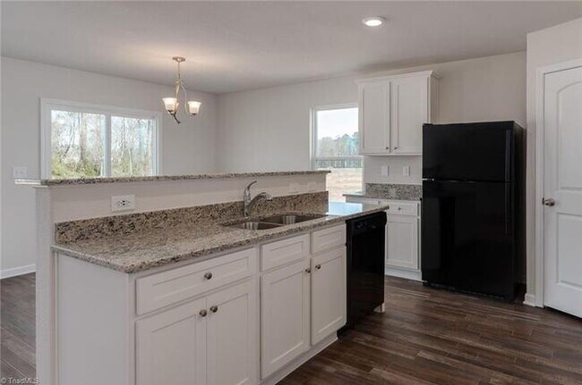 Foto del edificio - Spacious 3-Bedroom + Loft Home in Meredith Woods – Stylish, Efficient, and Perfect for Entertaining!