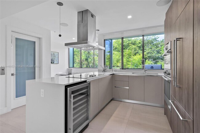 Foto del edificio - 9350 Bay Harbor Terrace