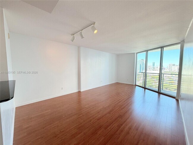 Foto del edificio - 325 S Biscayne Blvd