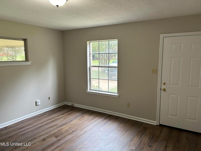 Building Photo - 8105 Elmbrook Dr