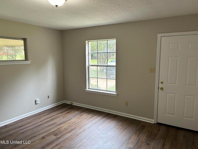 Foto del edificio - 8105 Elmbrook Dr