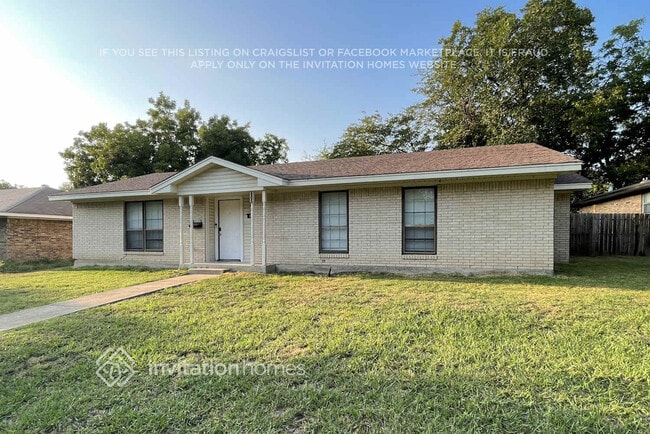 Building Photo - 805 Poinsettia Dr