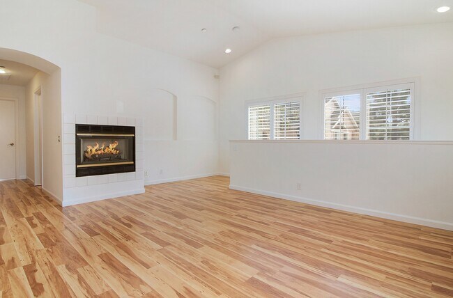 Building Photo - Spacious Townhome | Desirable Orange Location
