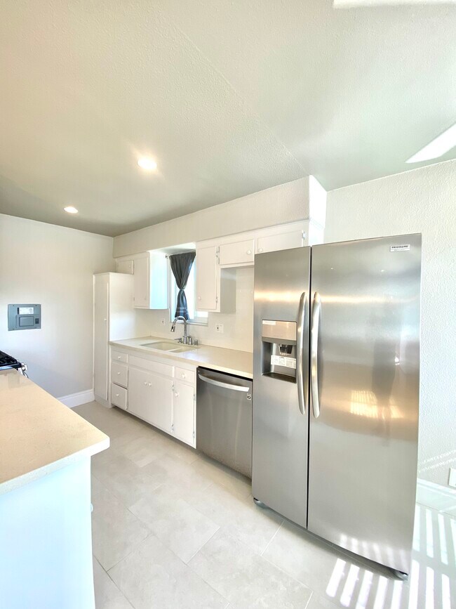 Kitchen - 14071 Ash St