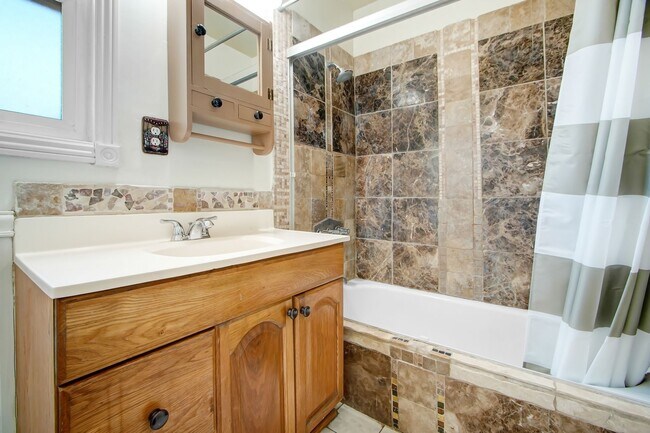 Building Photo - Available Now! 3/1.1  Single Story Home in...