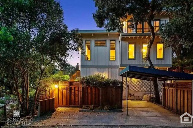 Foto del edificio - Beautiful 4bd/3.5ba Updated Custom House with Valley Views