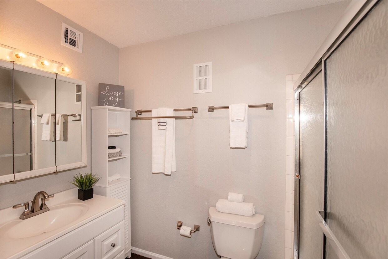 Foto del edificio - 3300 Pebblebrook Dr