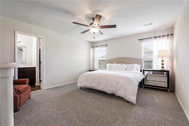 Foto del edificio - 2313 Pinewood Ave