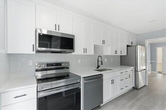 Building Photo - 2696 Greentree Dr SE