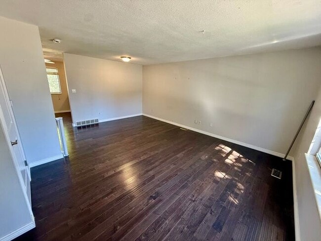 Building Photo - Gorgeous 4 Bed, 2 Bath Home in Central For...