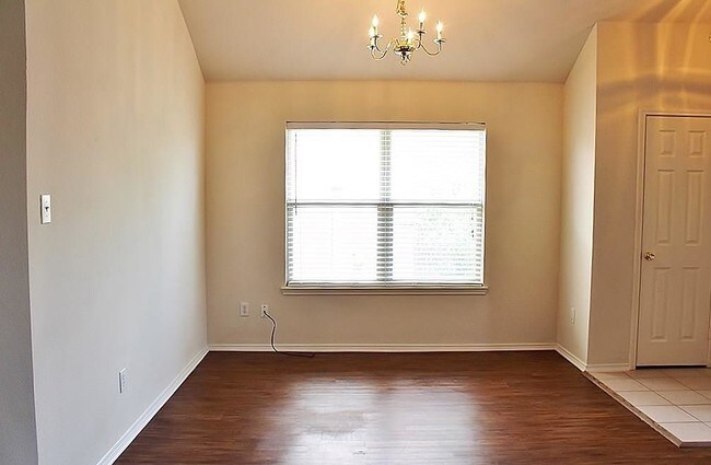 Foto del edificio - 3045 Elmbrook Dr