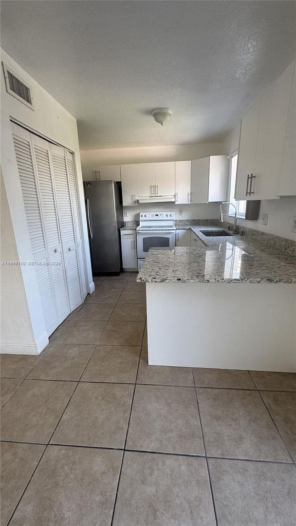 Foto del edificio - 915 SE 13th Rd