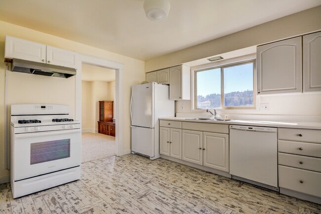 Building Photo - 4 Bed 1 Bath Home - Waterfront