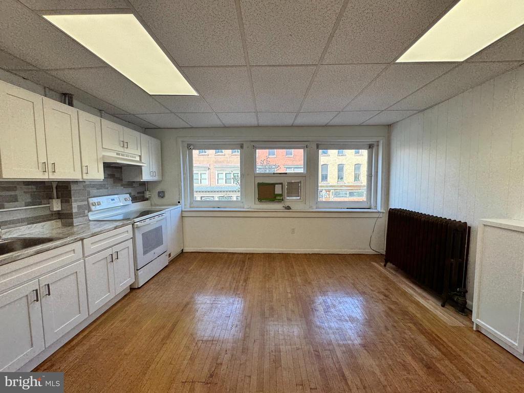Primary Photo - 202 N Centre St