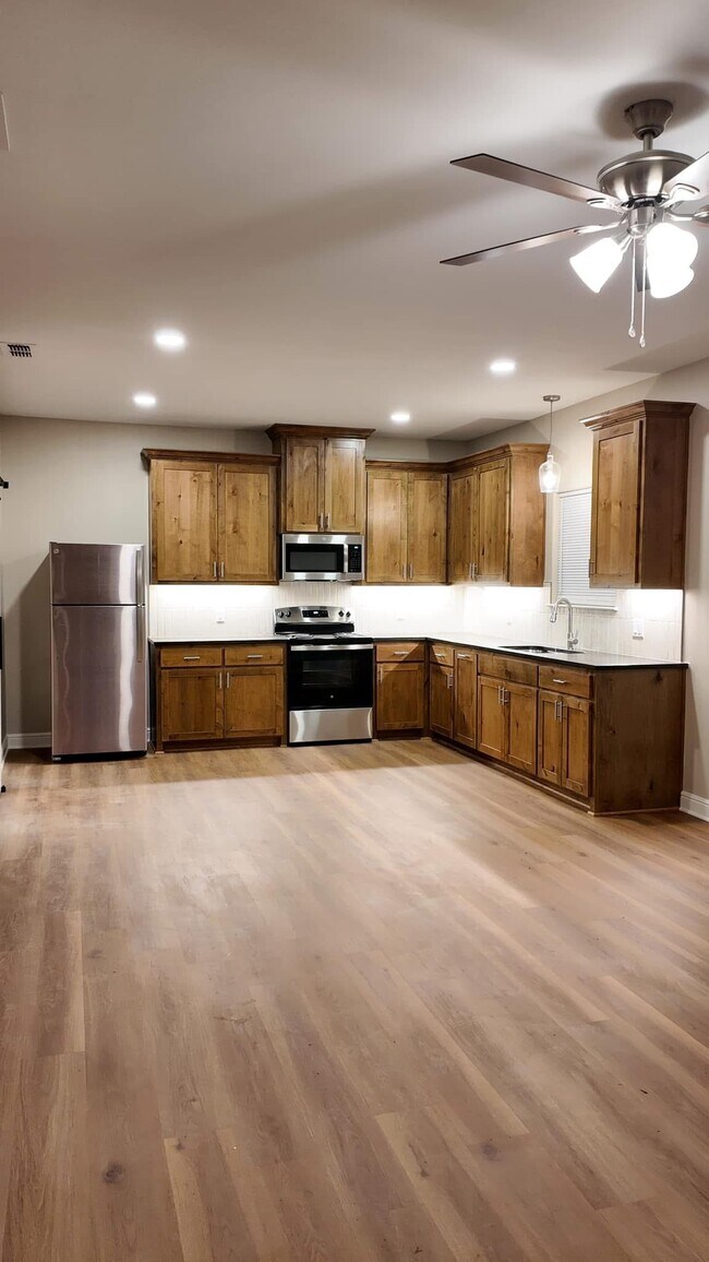 cocina abierta, sala de estar - 330 Compound Dr