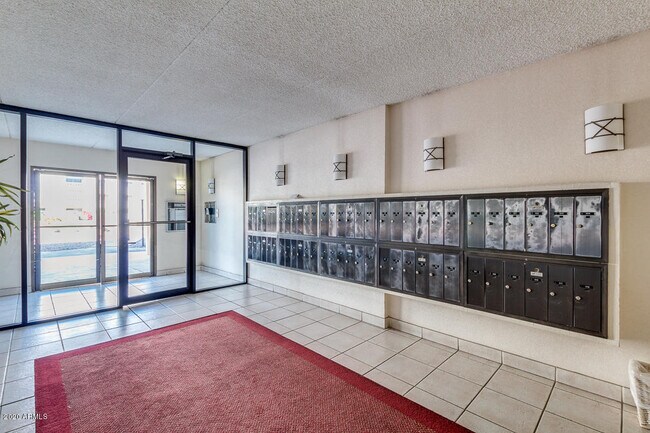 Foto del edificio - 7910 E Camelback Rd