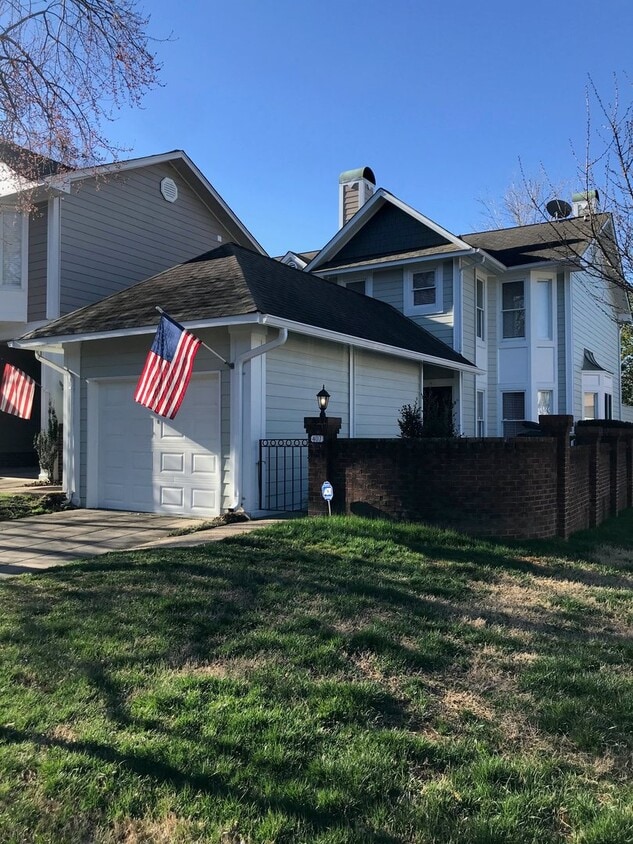 Foto principal - 3 bedroom townhome across from Panthers St...