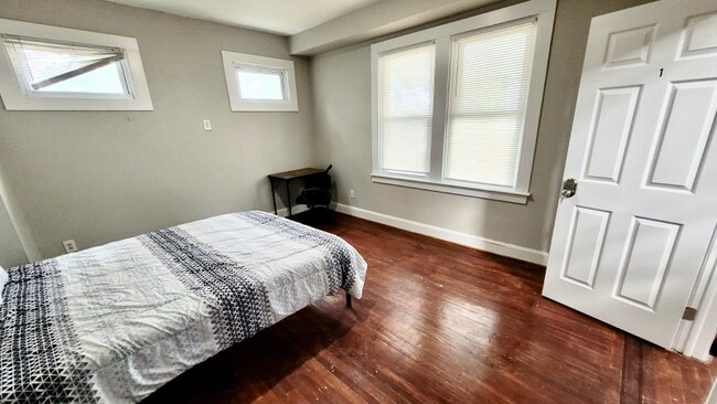Building Photo - 565 Mannasota Ave
