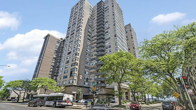 Building Photo - 6301 N Sheridan Rd