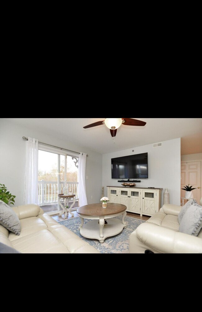 Building Photo - 2470 Lampong Dr