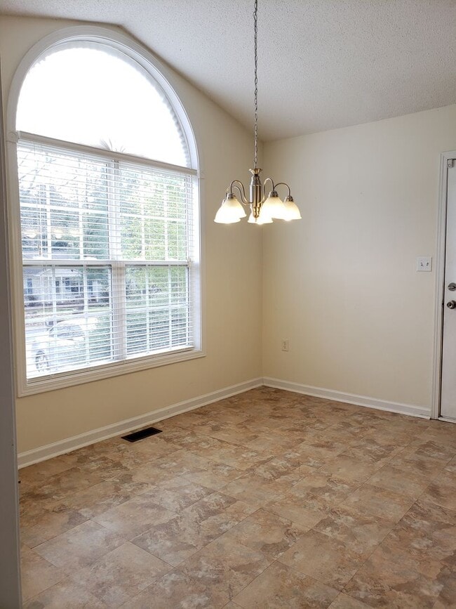 Building Photo - 3 Bedroom home in CreekSide Village