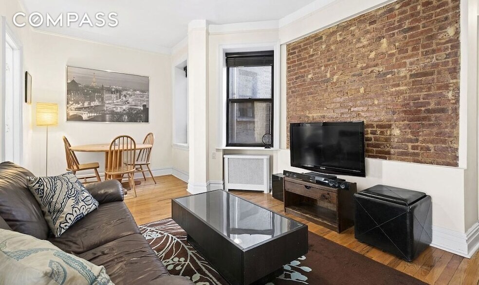 Foto principal - 63 W 107th St