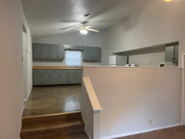 Building Photo - 165 Midway Dr