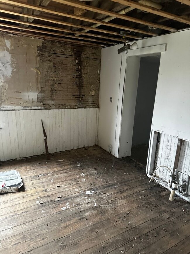 Building Photo - Handyman Special! Rent or Rent-to-Own – 3 Bedroom, 2 Bath House with a Spacious Yard