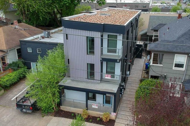 Building Photo - 2311 SE 11th Ave