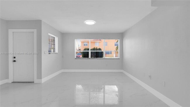 Foto del edificio - 2412 W 54th Pl