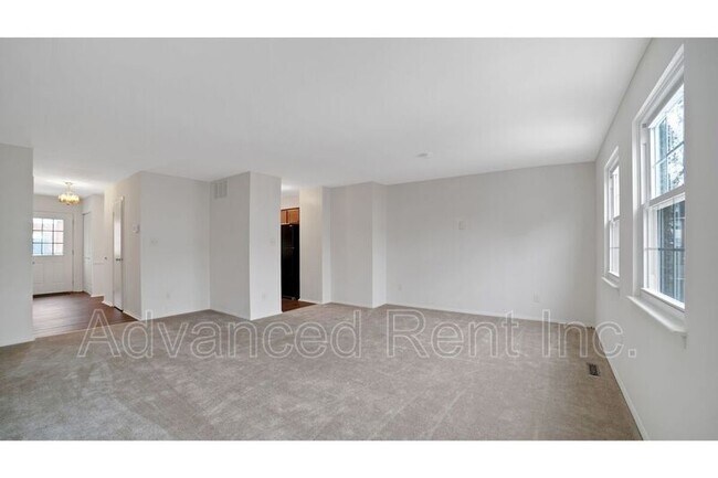 Building Photo - 10 Watkins Glen Ct