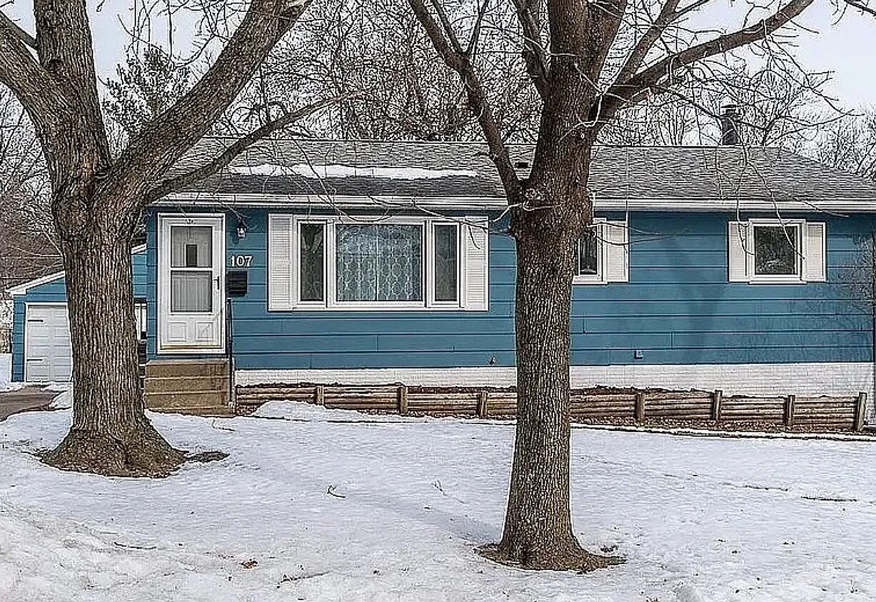 Foto principal - 4 Bed 2 Bath Home Available NOW in Hiawatha!