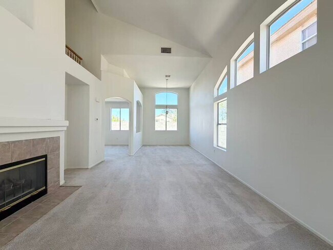 Building Photo - In the heart of Summerlin!