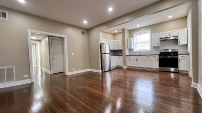Building Photo - 6844 S Ridgeland Ave