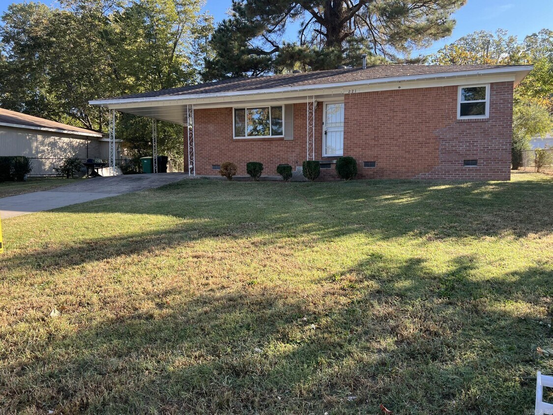 Primary Photo - 221 Greencrest Dr