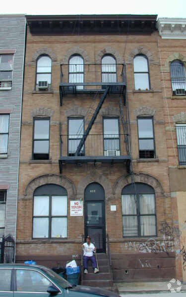 Foto del edificio - 1182-1186 Putnam Ave