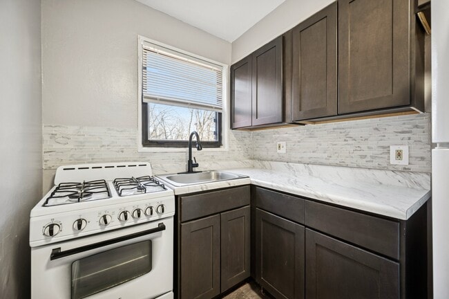 Building Photo - 121 Forest Ave