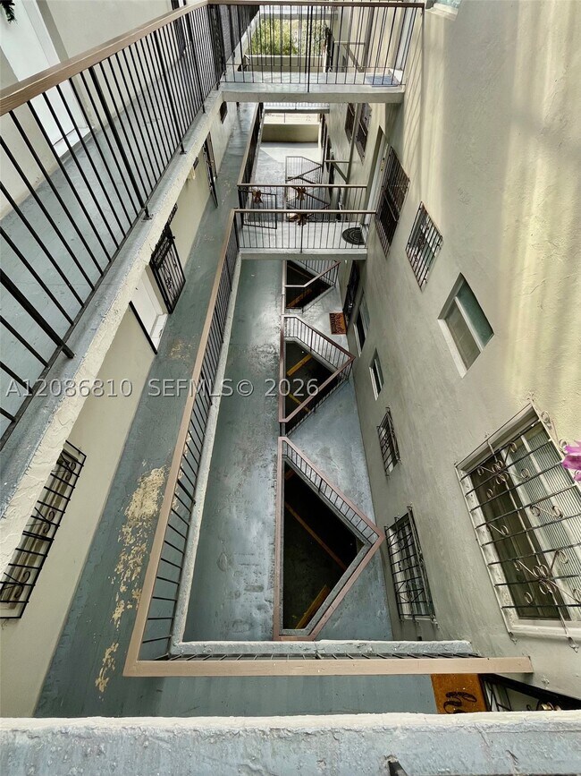 Foto del edificio - 1035 W 77th St