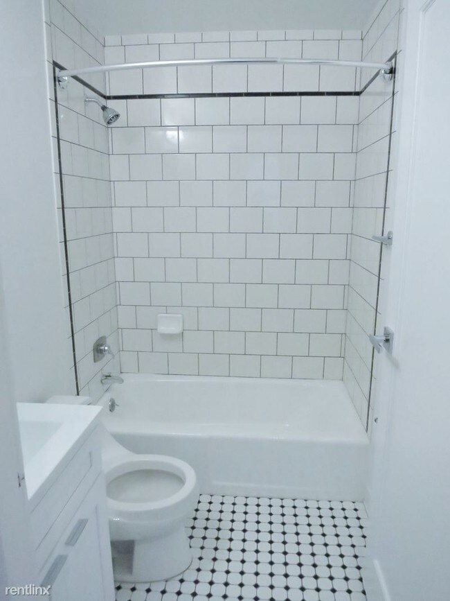 Building Photo - 555 E 78th St