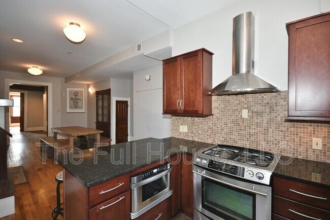 Building Photo - 1105 E Carson St