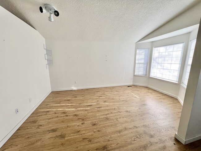 Building Photo - 4961 N Bluegrass Ave