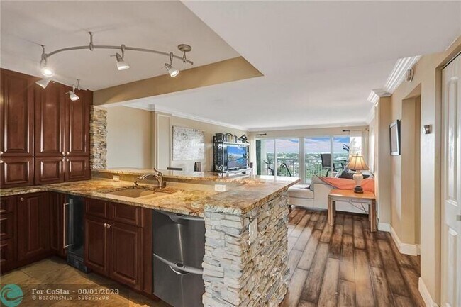 Building Photo - 2611 N Riverside Dr