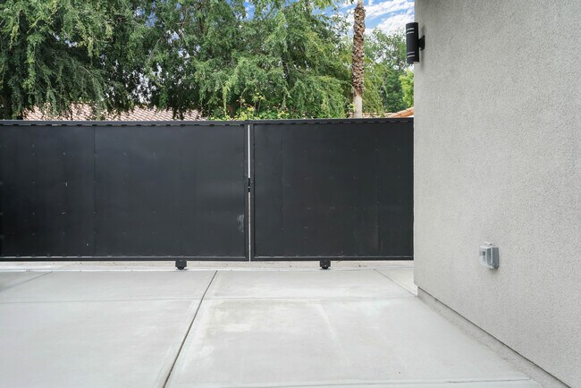 Foto del edificio - 10900 Baird Ave