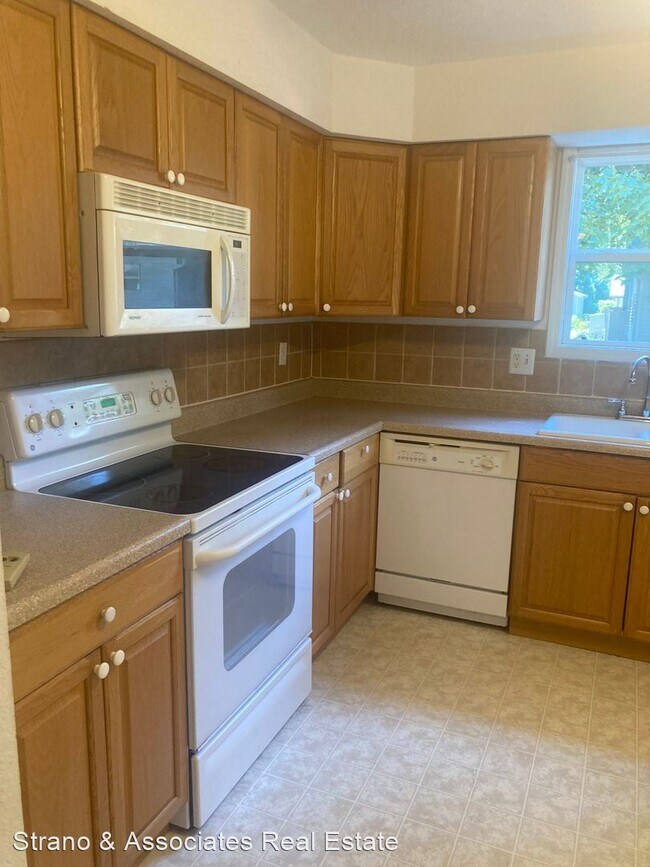 Building Photo - 3 br, 2.5 bath House - 16 Saddlewood Lane