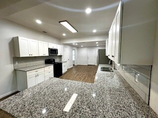 Foto del edificio - 300 N Oak Dr