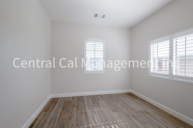 Foto del edificio - 4 bedroom/3 Bath Home with Solar in the Southwest - $3195 Per Month!