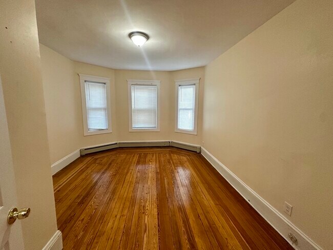 Foto del edificio - 79 Rogers Ave