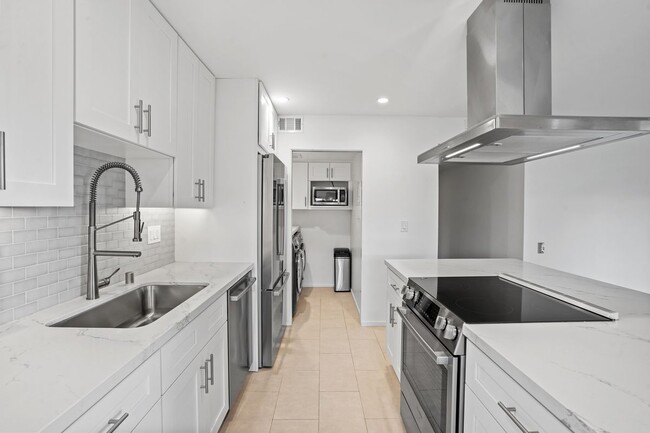 Building Photo - 3338 La Mesa Dr