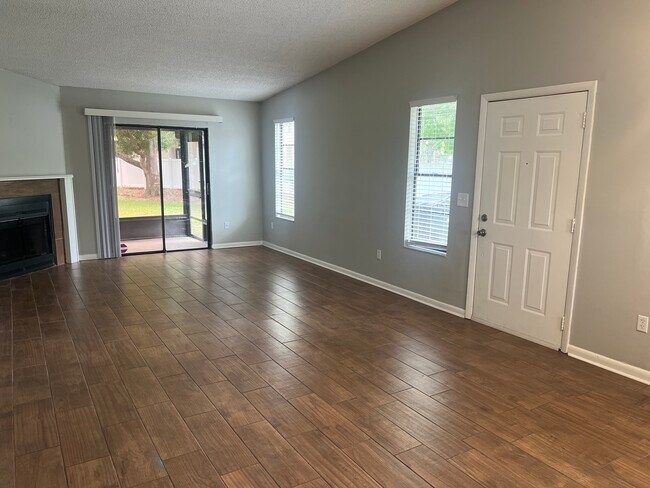 Foto del edificio - 10101 Lake Oak Cir