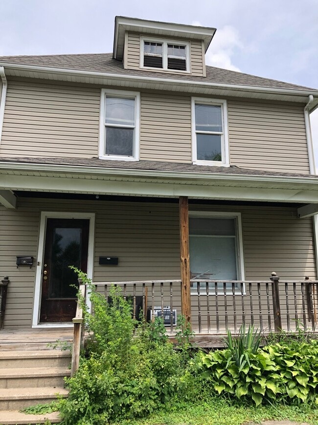 Building Photo - Mom's Moline